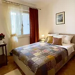 Malena 2+2 *