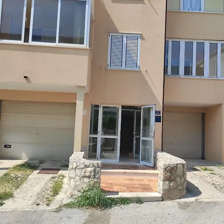 Apartment Malena 2+2 *